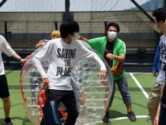 スポーツを楽しむ少年たち